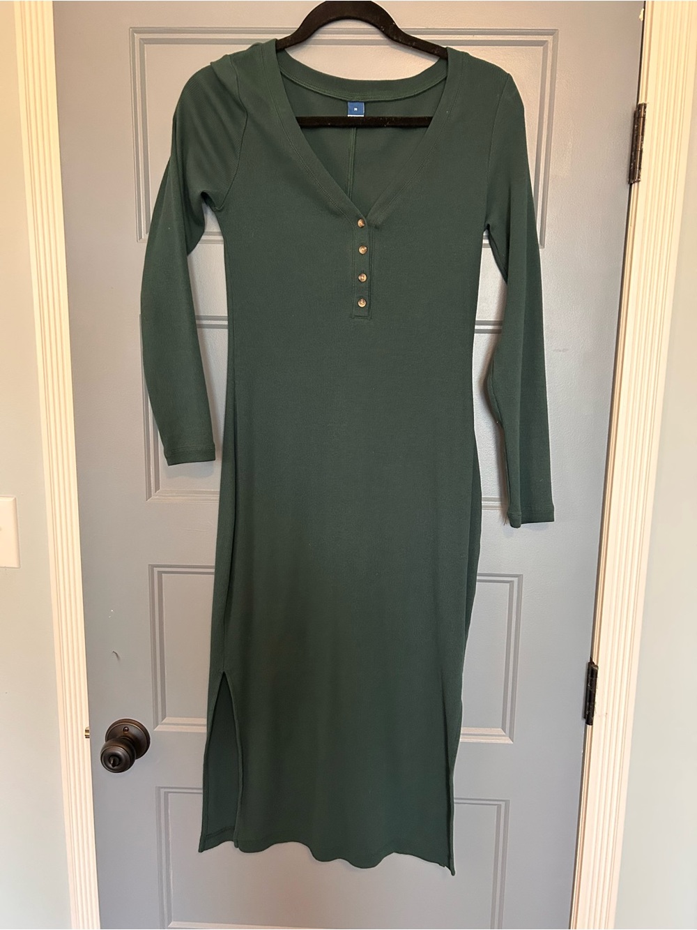Long Sleeve Ribbed V‑Neck Midi Dress in Forest Green